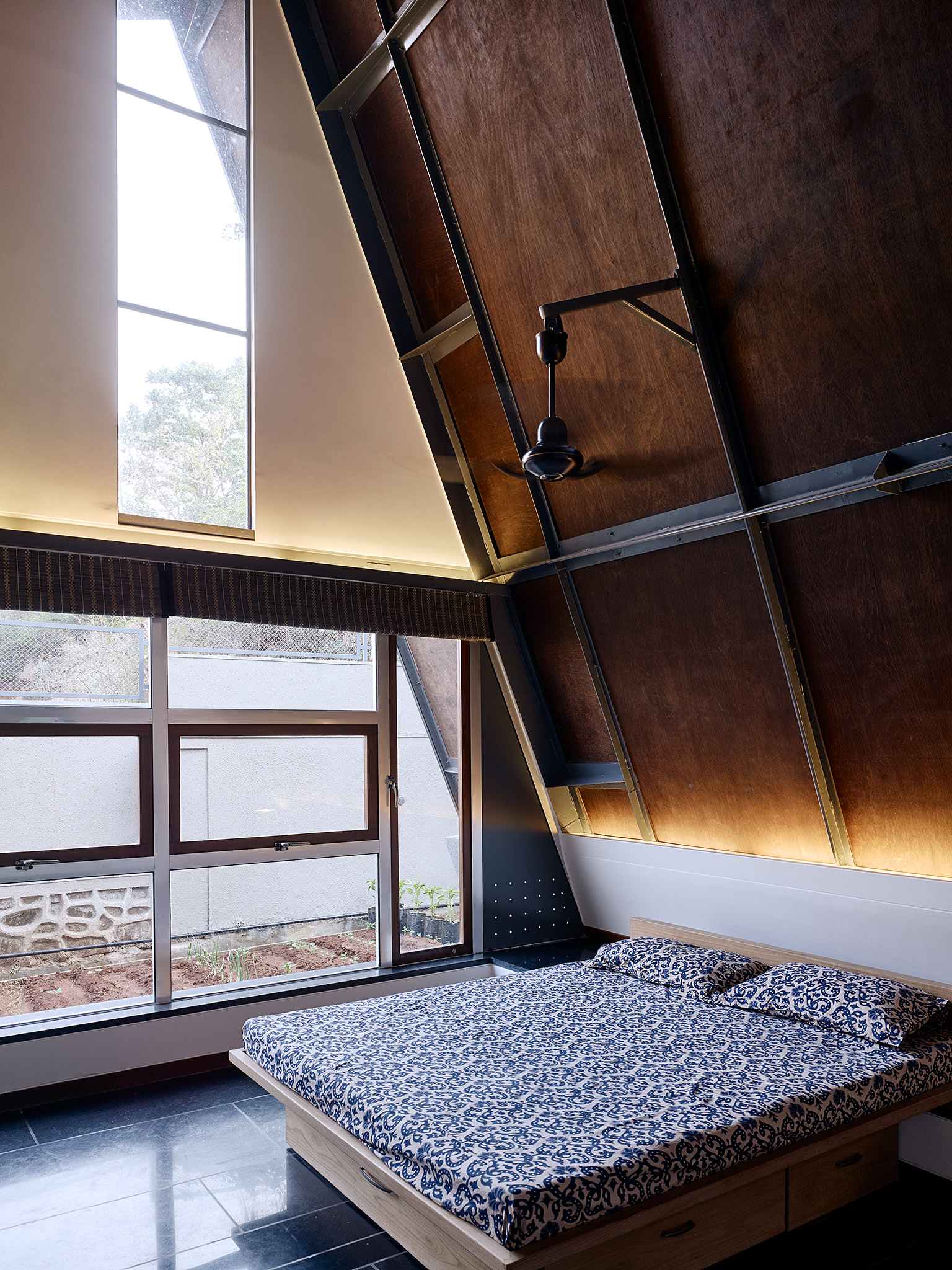 Opolis Architects, roof-house in Khandala